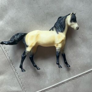 Breyer kiger mustang mother of mestino
